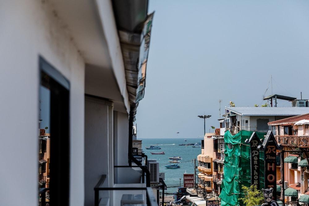 The Classroom Hotel Pattaya Zewnętrze zdjęcie